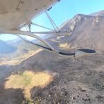 Un helicóptero descarga agua en el incendio de Boca de Huérgano, en León