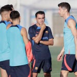 Xavi, pensativo en un entrenamiento del Barcelona