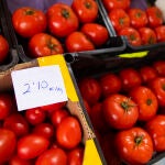 Tomates en un puesto de frutas y verduras de un mercado de abastos | Fuente: María José López / Europa Press