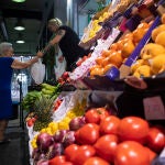 Un puesto de frutas y verduras de un mercado de abastos en Sevilla