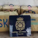 Tres detenidos y más de 200 kilos de hachís intervenidos tras desmantelar un alijo en una playa de La Línea (Cádiz). POLICÍA NACIONAL
