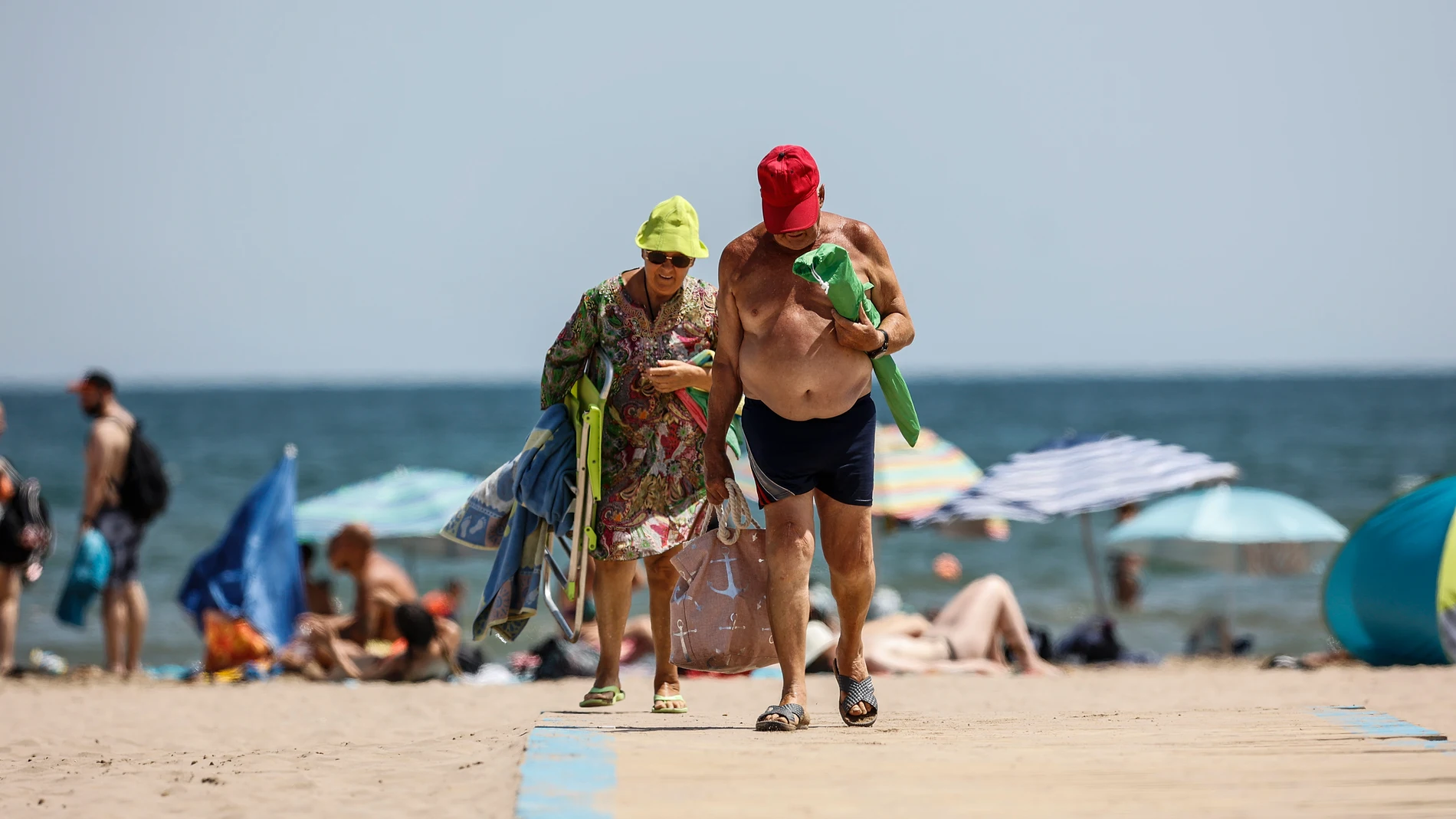 Bañistas abandonan la Playa de la Malvarrosa en Valencia, Comunidad Valenciana