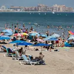 Bañistas disfrutan en la Playa de la Malvarrosa en Valencia, Comunidad Valenciana (España)