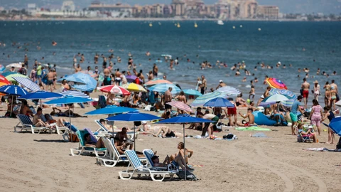 Bañistas disfrutan en la Playa de la Malvarrosa en Valencia, Comunidad Valenciana (España)