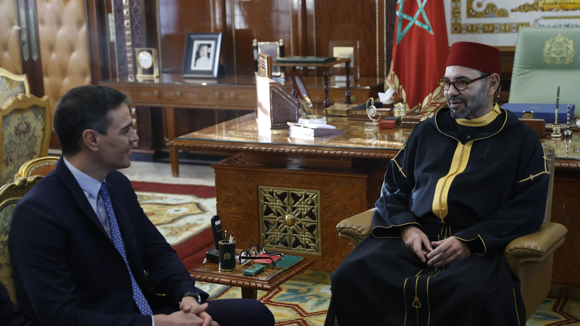 El presidente del Gobierno, Pedro Sánchez, con el rey Mohamed VI