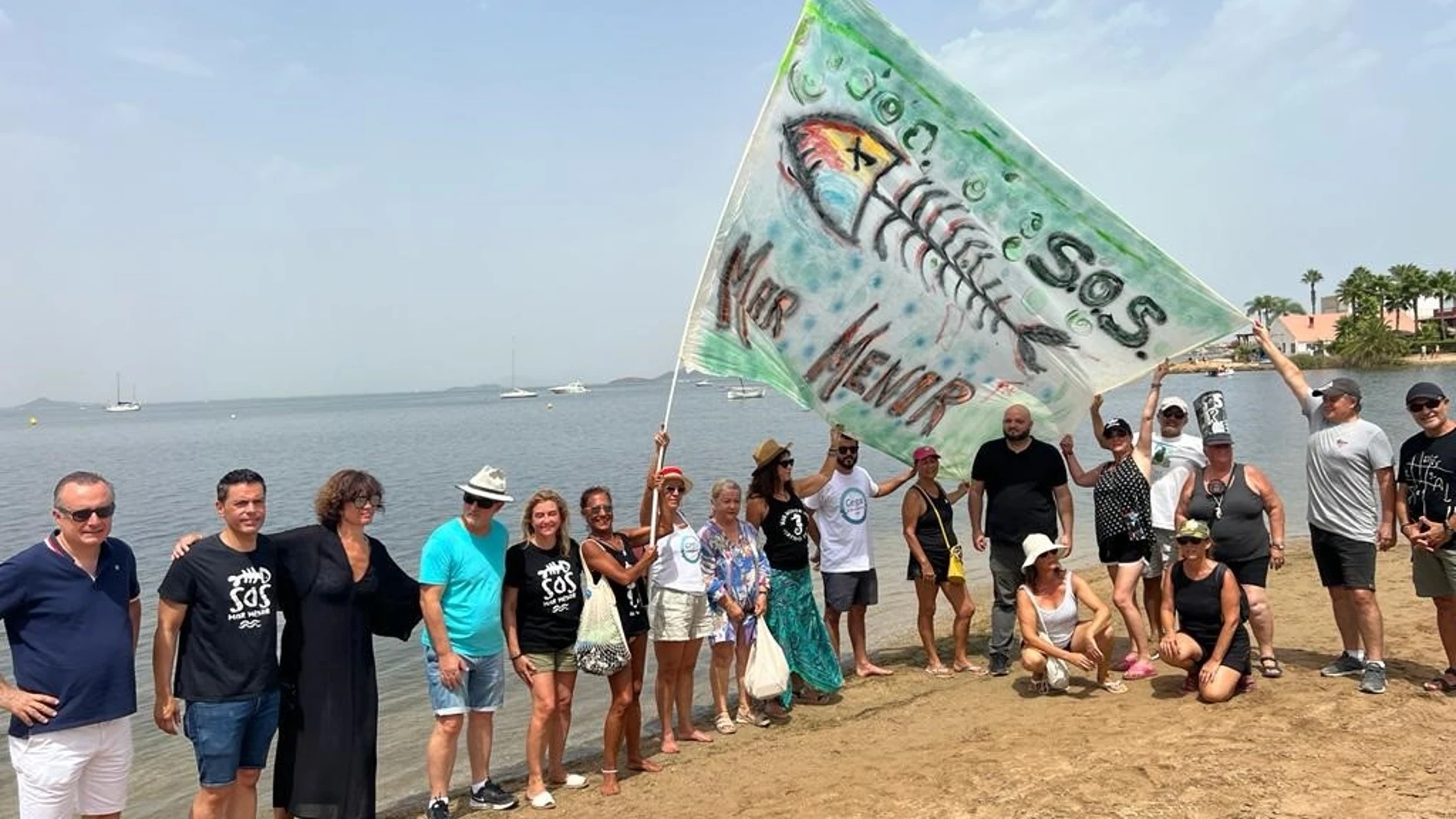 Centenares de personas abrazaron ayer el Mar Menor