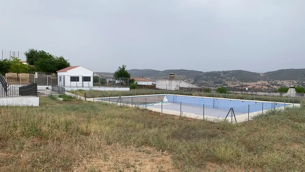 Imagen de las obras de la piscina municipal de Cumbres Mayores (Huelva), inacabadas a pesar de haber sido presupuestadas en 2017. EFE/Fermín Cabanillas