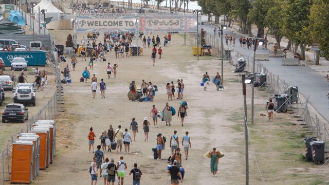 Numerosos jóvenes abandonan el recinto del Festival Medusa de Cullera (Valencia).