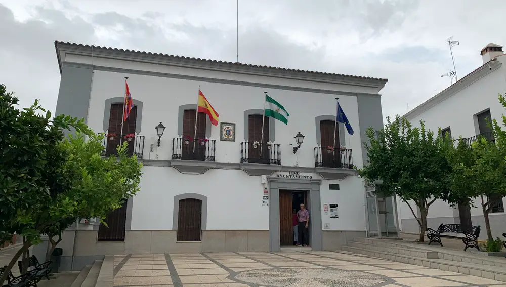 Imagen del Ayuntamiento de Cumbres Mayores (Huelva). EFE/Fermín Cabanillas