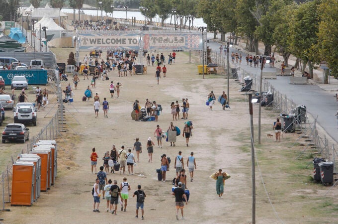Numerosos jóvenes abandonan el recinto del Festival Medusa de Cullera (Valencia)