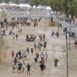 Numerosos jóvenes abandonan el recinto del Festival Medusa de Cullera (Valencia)
