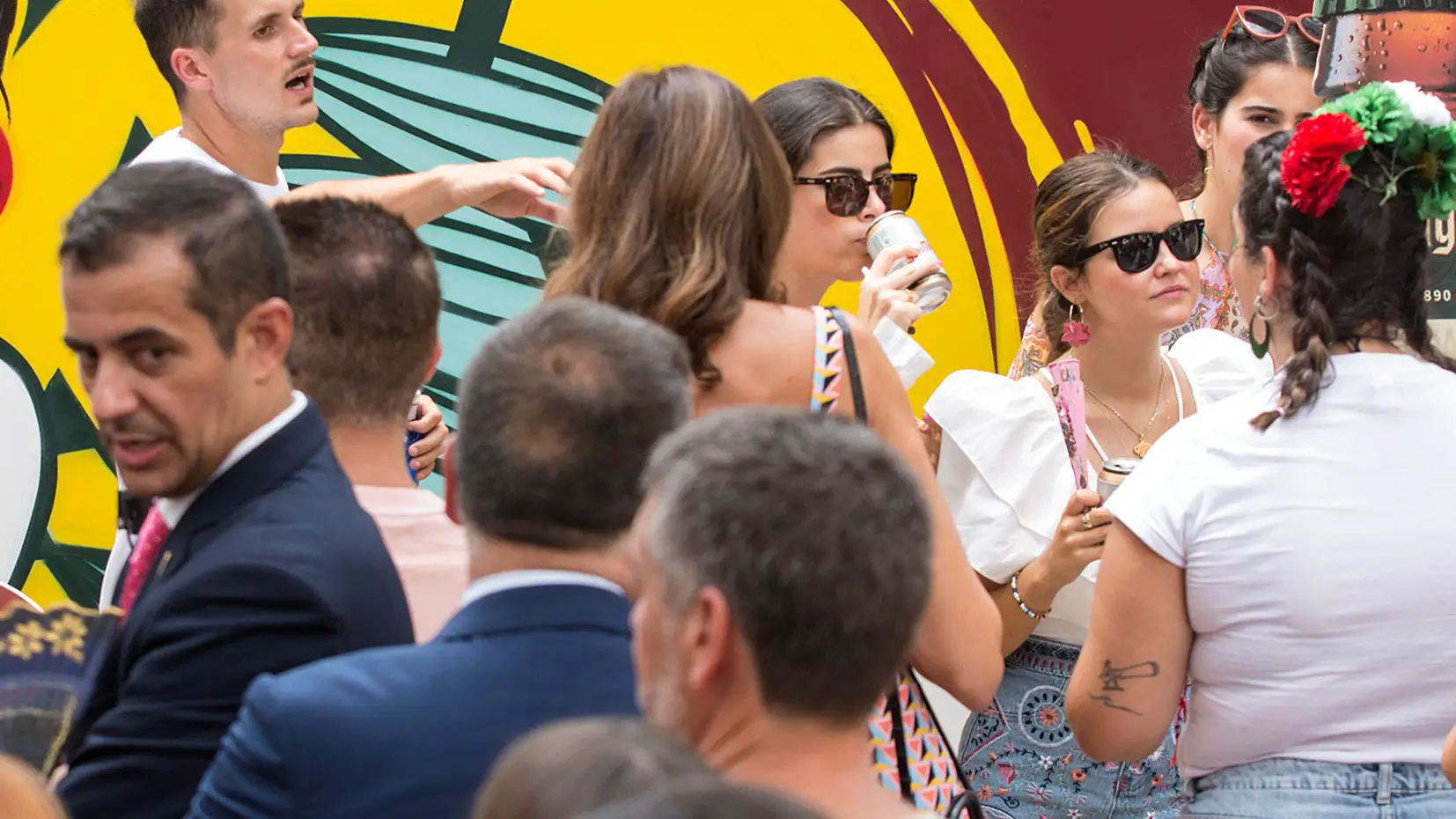 Numerosas personas se divierten en el centro histórico de la ciudad malagueña, donde se celebra parte de la Feria de Málaga, que ha empezado hoy sábado. EFE/ Daniel Pérez