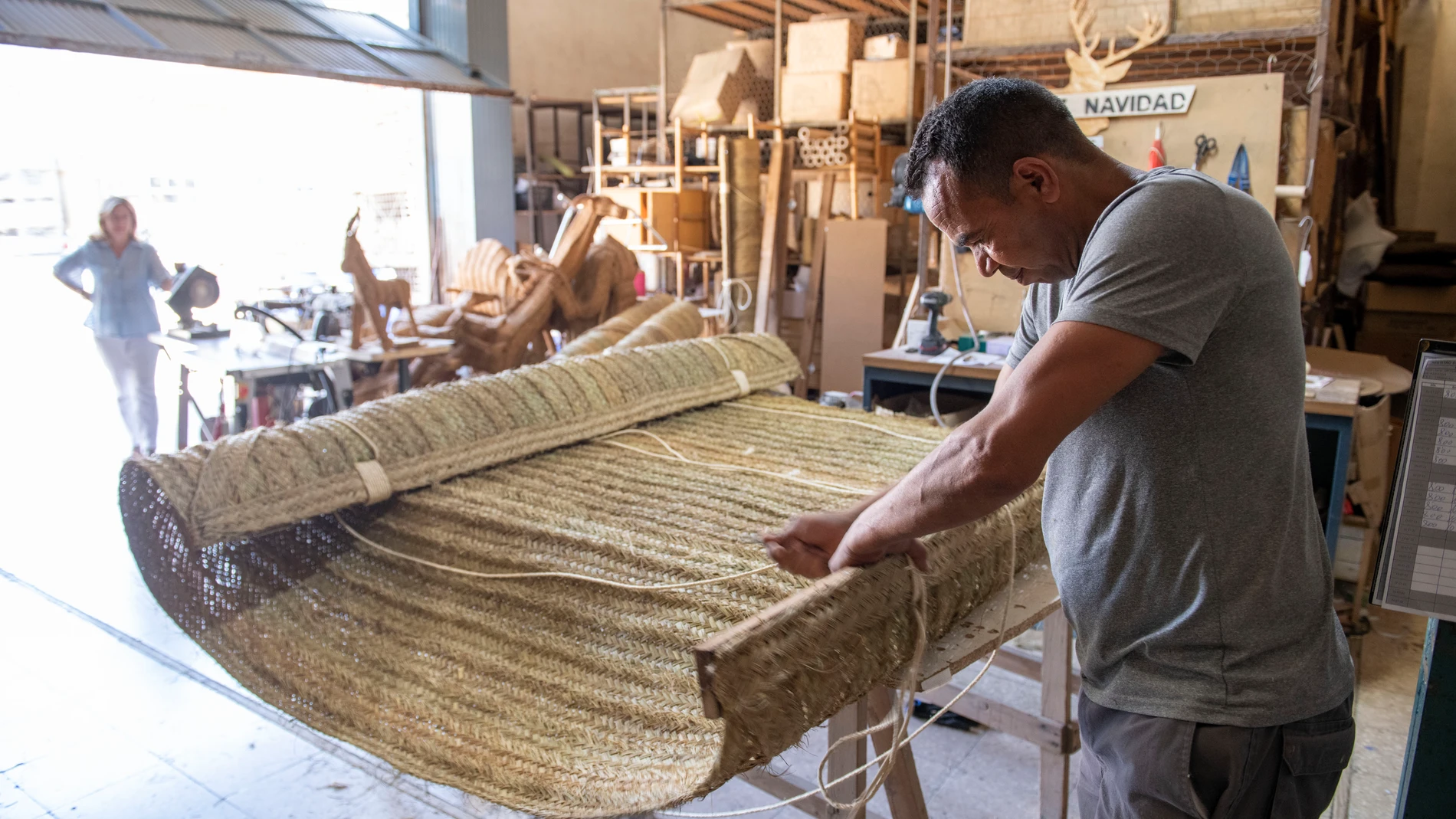 Un trabajador trabaja en la fabricación de una pieza en la nave de la empresa Artesanía San José, en Jaén. EFE/José Manuel Pedrosa