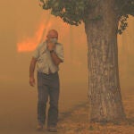 Vecinos de la localidad luchan contra las llamas del incendio en Añón de Moncayo, Zaragoza, Aragón (España)