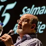 El escritor Salman Rushdie