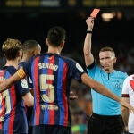 El árbitro del Barcelona-Rayo, Hernández Hernández muestra tarjeta roja al centrocampista Sergio Busquets. El colaborador de El Chiringuito, Jota Jordi, se indignó con él