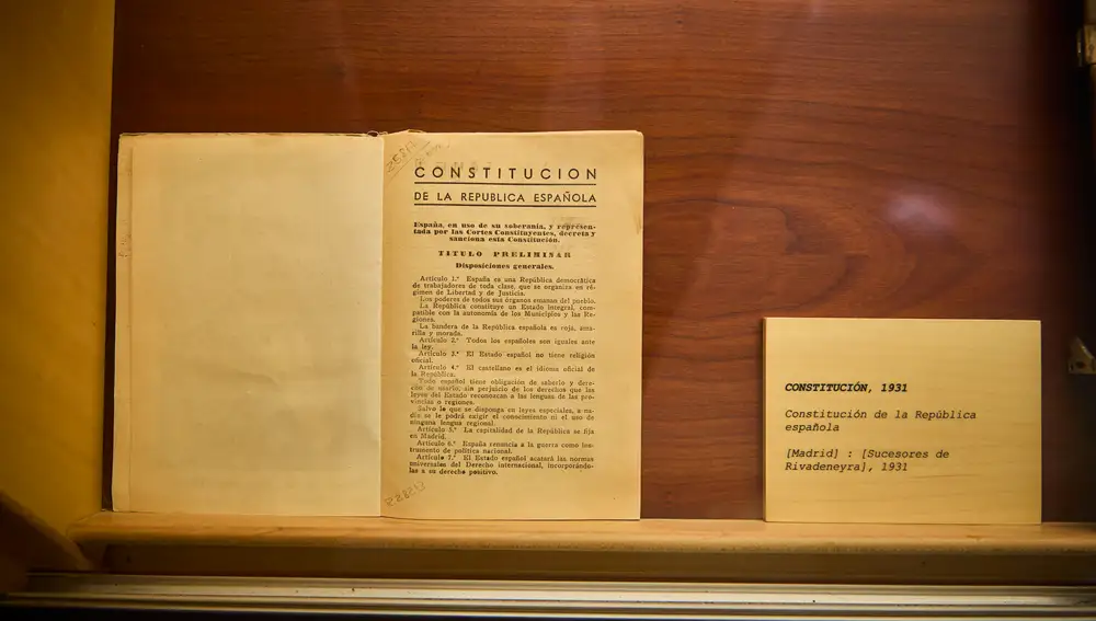 La biblioteca atesora diferentes ediciones de la Constitución