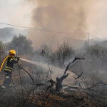 Continúan las labores de extinción del incendio forestal declarado en la en Vall d'Ebo (Alicante)