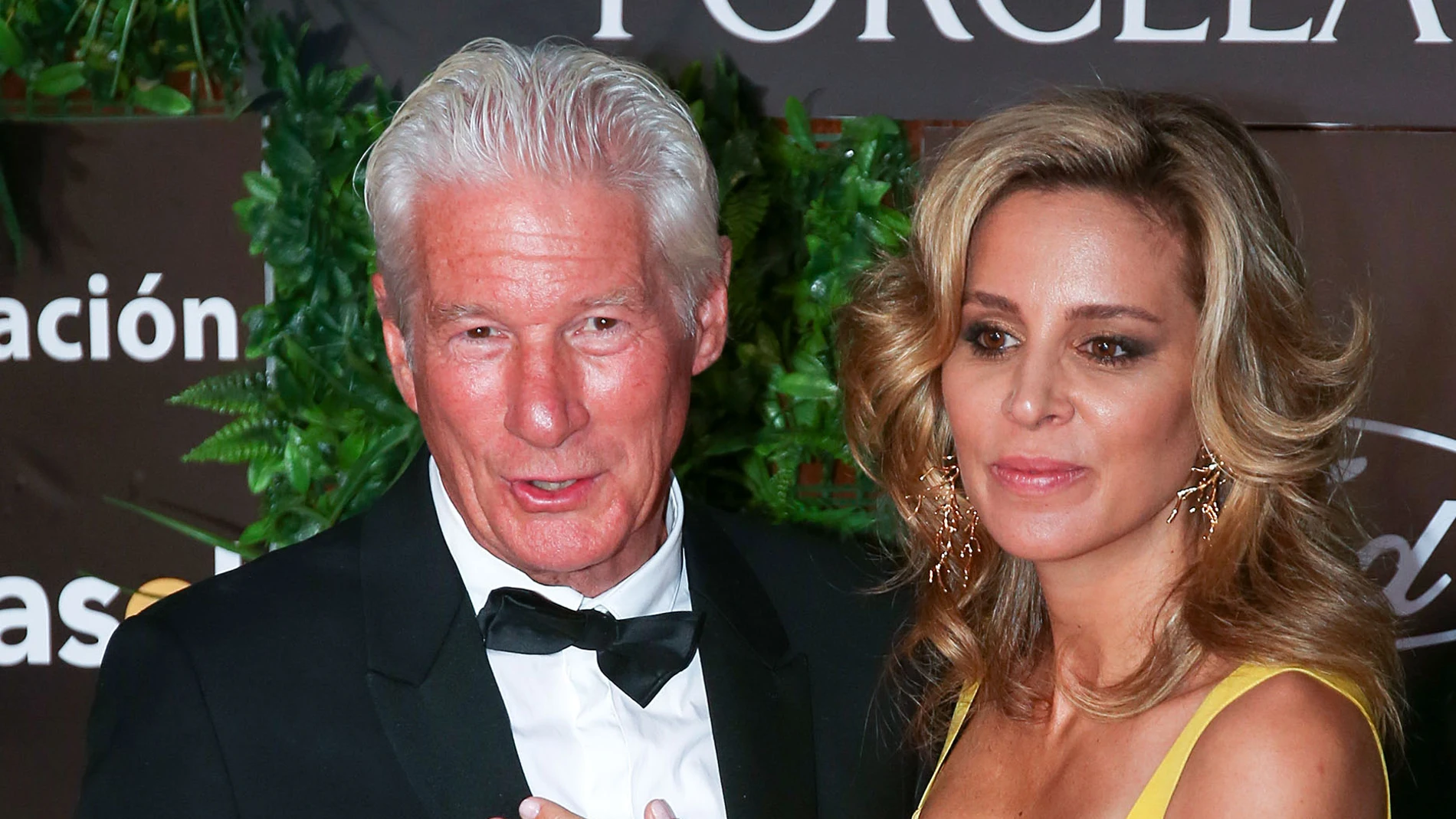 El actor estadounidense Richard Gere y su esposa Alejandra Silva posan a su llegada a la Gala Starlite, hoy domingo en Marbella, Málaga. EFE/ Daniel Pérez