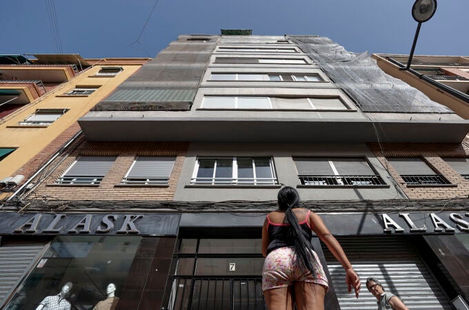 Dos mujeres han fallecido y otras tres han resultado heridas, dos de ellos bomberos que han sufrido quemaduras, en un incendio declarado esta madrugada en una vivienda de un séptimo piso de la ciudad de València.