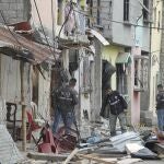 La Policía inspecciona el lugar donde explotó la bomba en el barrio del Cristo de El Consuelo de Guayaquil
