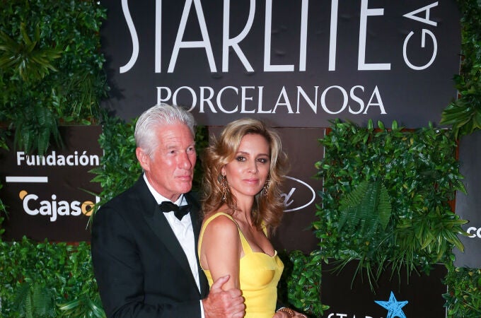 El actor estadounidense Richard Gere y su esposa Alejandra Silva posan a su llegada a la Gala Starlite, hoy domingo en Marbella, Málaga. EFE/ Daniel Pérez