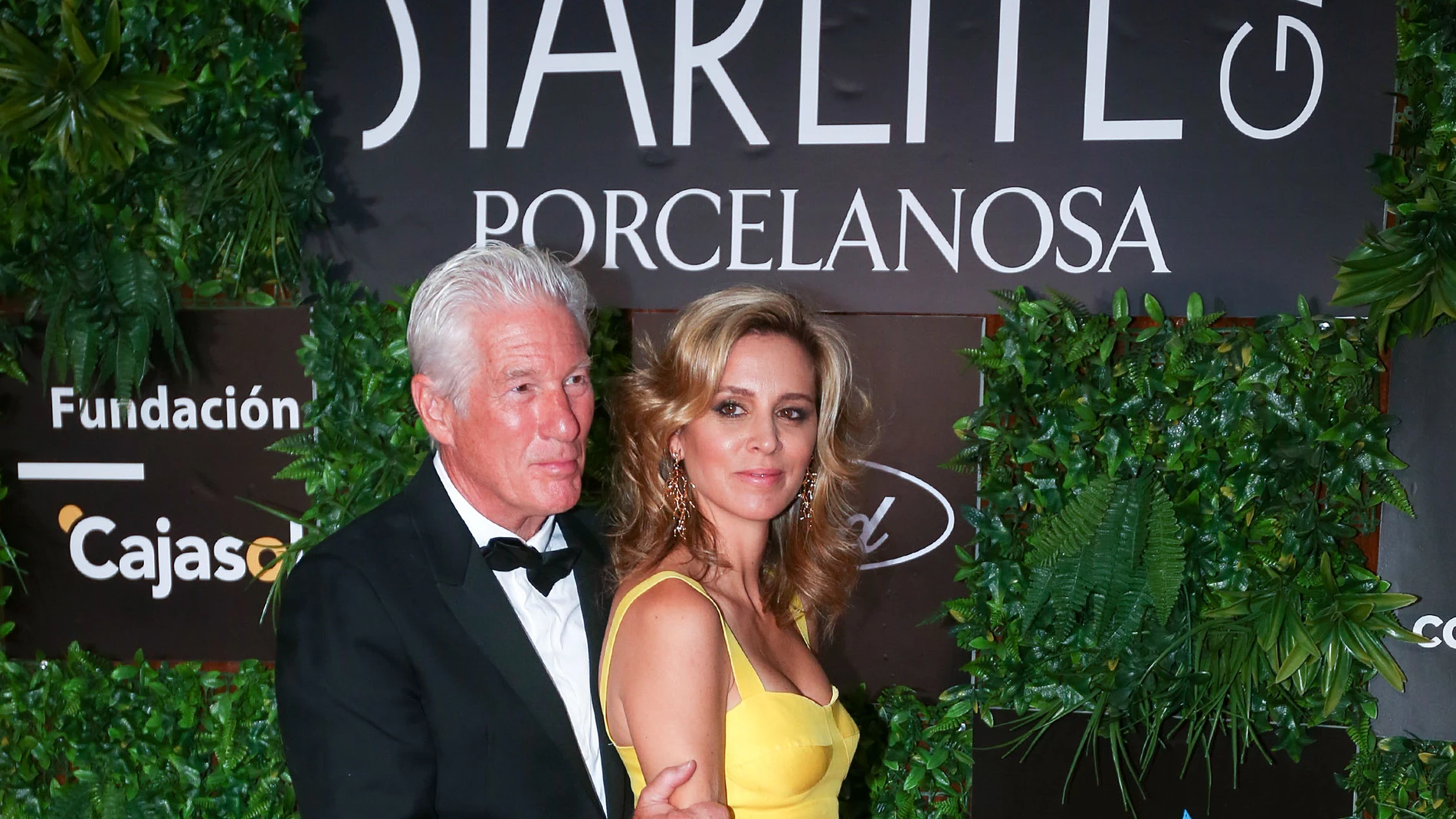 El actor estadounidense Richard Gere y su esposa Alejandra Silva posan a su llegada a la Gala Starlite, hoy domingo en Marbella, Málaga. EFE/ Daniel Pérez