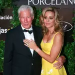 El actor estadounidense Richard Gere y su esposa Alejandra Silva posan a su llegada a la Gala Starlite. EFE/ Daniel Pérez