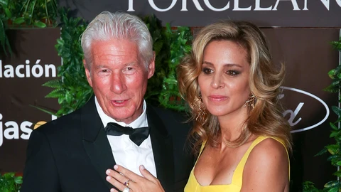 El actor estadounidense Richard Gere y su esposa Alejandra Silva posan a su llegada a la Gala Starlite. EFE/ Daniel Pérez