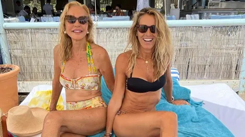 Carmen Lomana con una amiga en la playa.