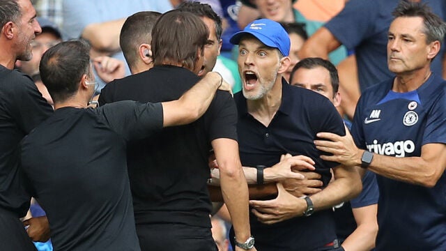 Thomas Tuchel y Antonio Conte protagonizaron momentos tensos en los banquillos durante el Chelsea-Tottenham