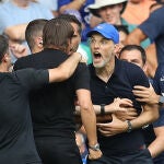 Thomas Tuchel y Antonio Conte protagonizaron momentos tensos en los banquillos durante el Chelsea-Tottenham