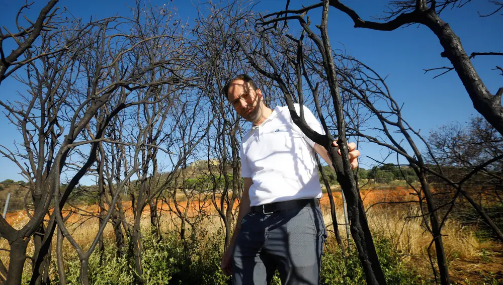 Andrés Encinas, uno de los vecinos afectados por el incendio. EFE/Salas