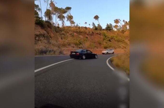 Imagen tomada del video en la que se muestra el coche derrapando e invadiendo parte del carril contrario