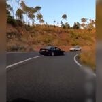 Imagen tomada del video en la que se muestra el coche derrapando e invadiendo parte del carril contrario