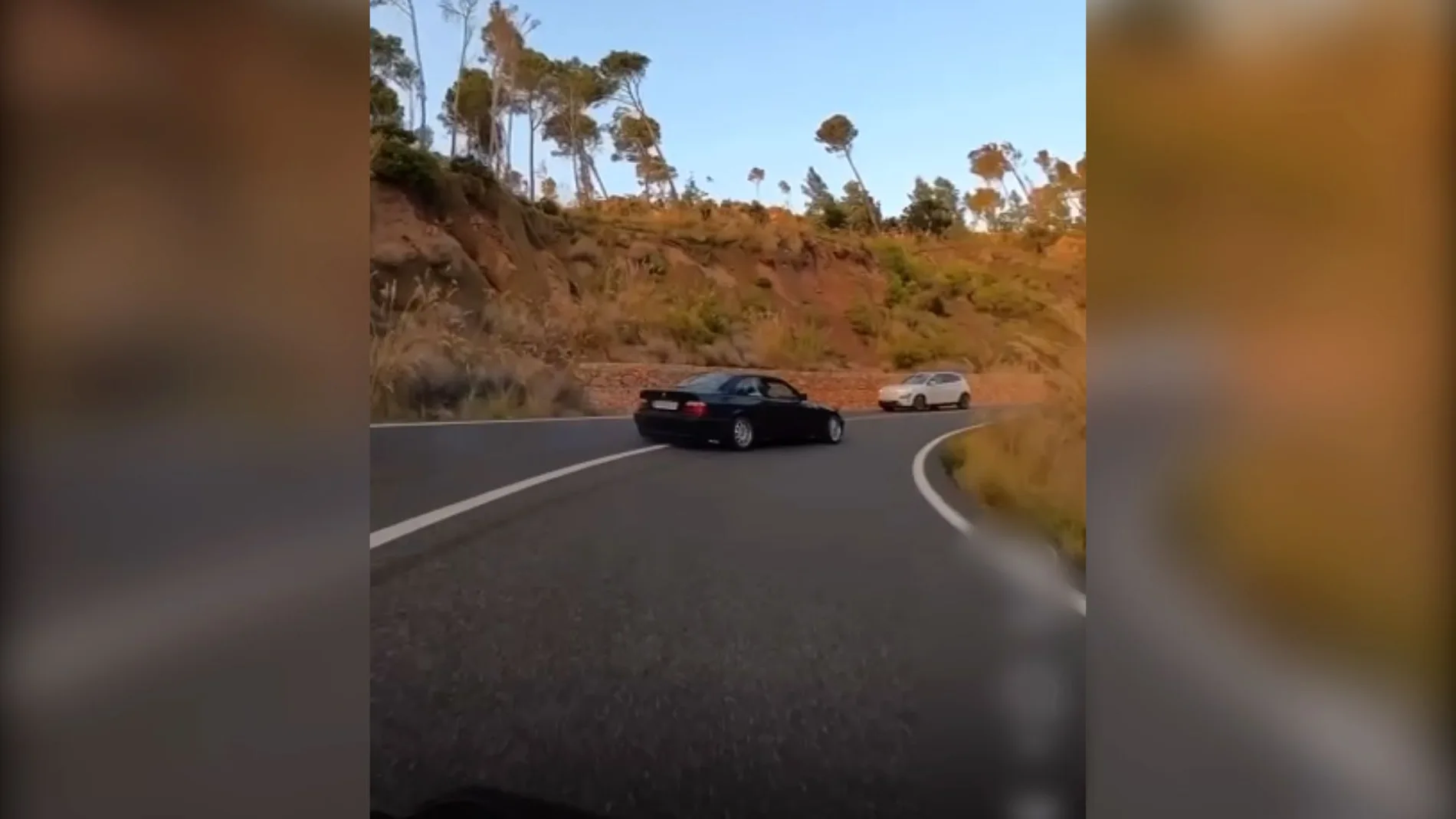 Imagen tomada del video en la que se muestra el coche derrapando e invadiendo parte del carril contrario
