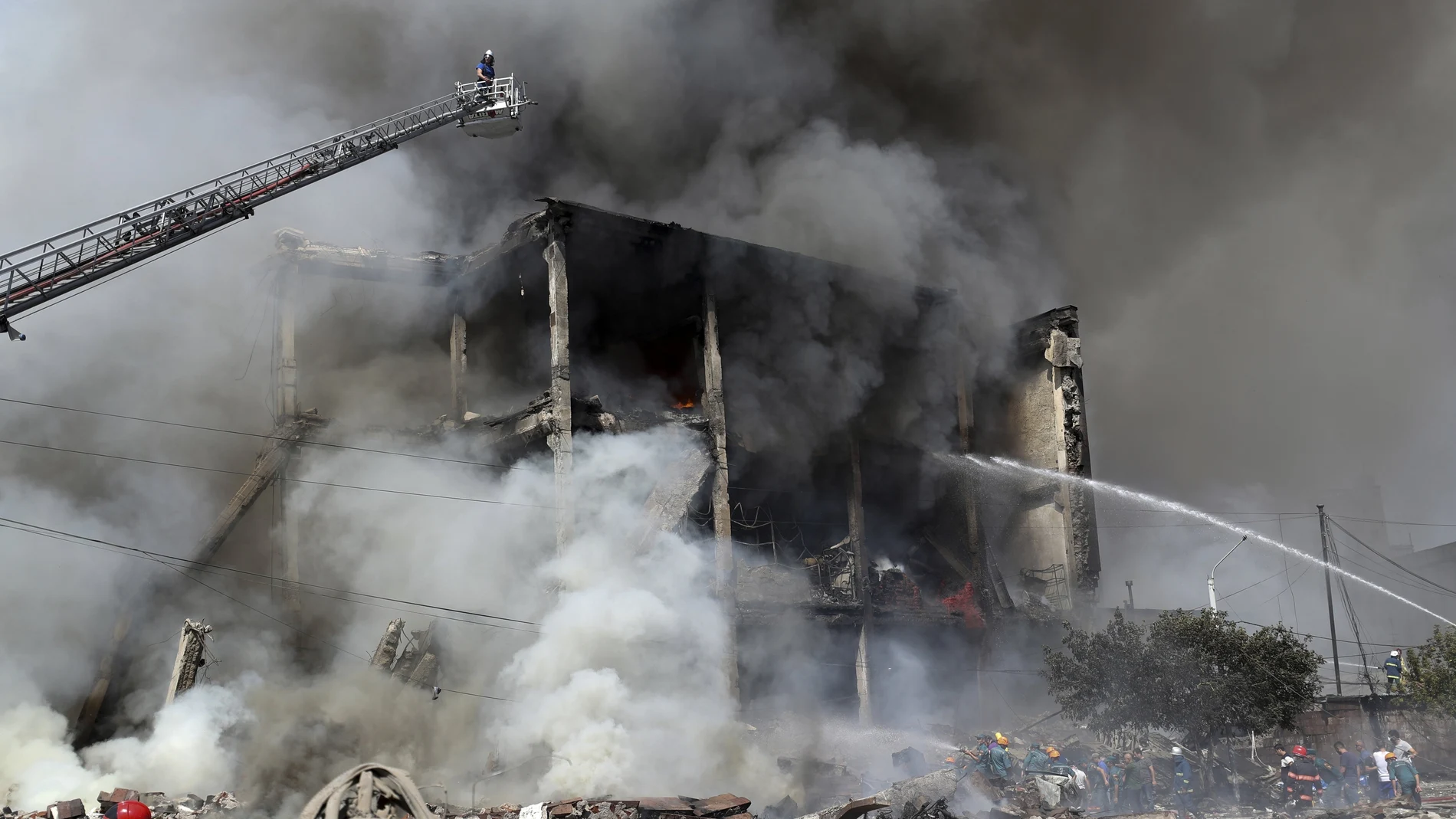 Bomberos extinguen el fuego en el mercado de Surmalu, en Ereván, la capital de Armenia