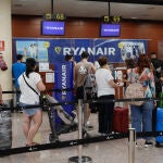 Varios pasajeros hacen cola ante uno de los mostradores de facturación en la Terminal 2 del Aeropuerto de Barcelona-El Prat el pasado 15 de agosto