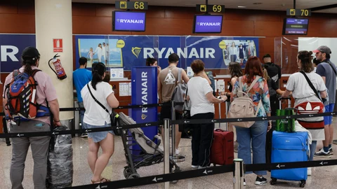 Varios pasajeros hacen cola ante uno de los mostradores de facturación en la Terminal 2 del Aeropuerto de Barcelona-El Prat el pasado 15 de agosto