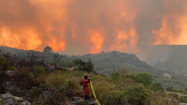 Trabajos de liquidación y refresco efectuados este lunes en el incendio forestal de Useres (Castellón)