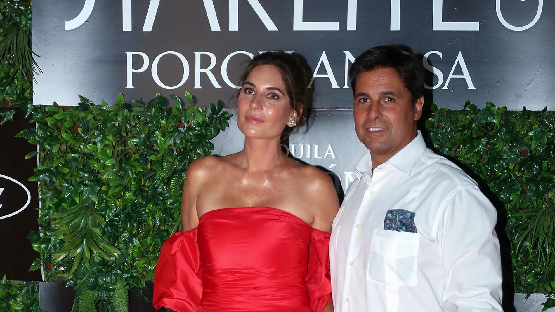 El torero Fran Rivera y su esposa Lourdes Montes posan a su llegada a la gala benéfica de Starlite, que se celebra hoy domingo en la cantera de Nagüeles de Marbella (Málaga). EFE/Daniel Pérez