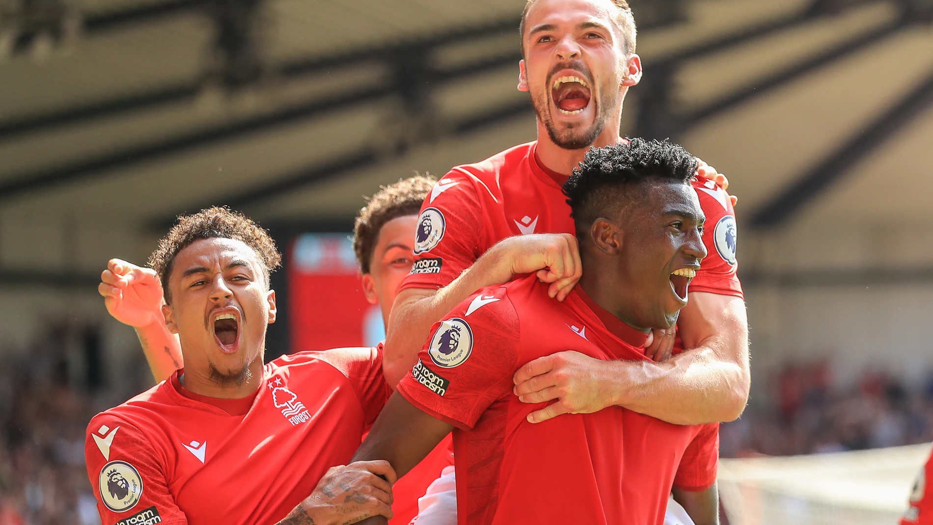Los jugadores del Nottingham Forest celebran un gol de Taiwo Awoniyi.