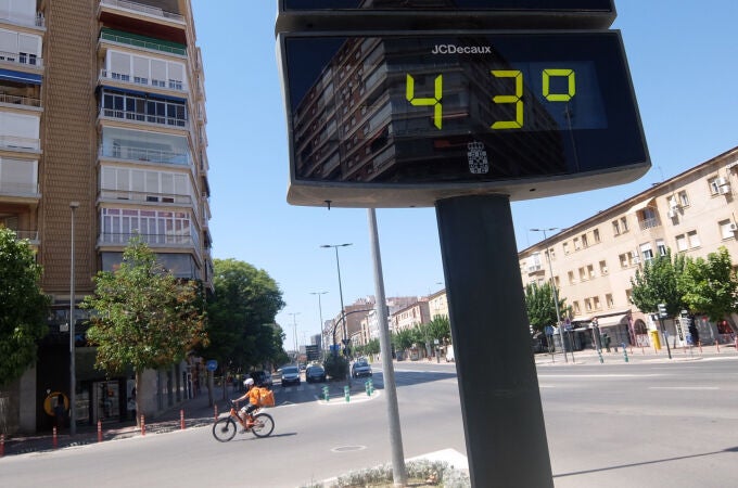 Un termómetro marcaba 43 grados, este lunes en la rotonda Norte de Murcia a mediados de agosto
