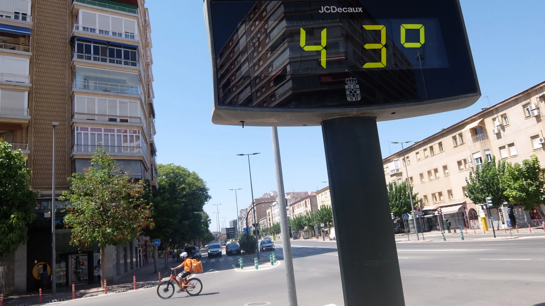 Un termómetro marcaba 43 grados, este lunes en la rotonda Norte de Murcia a mediados de agosto