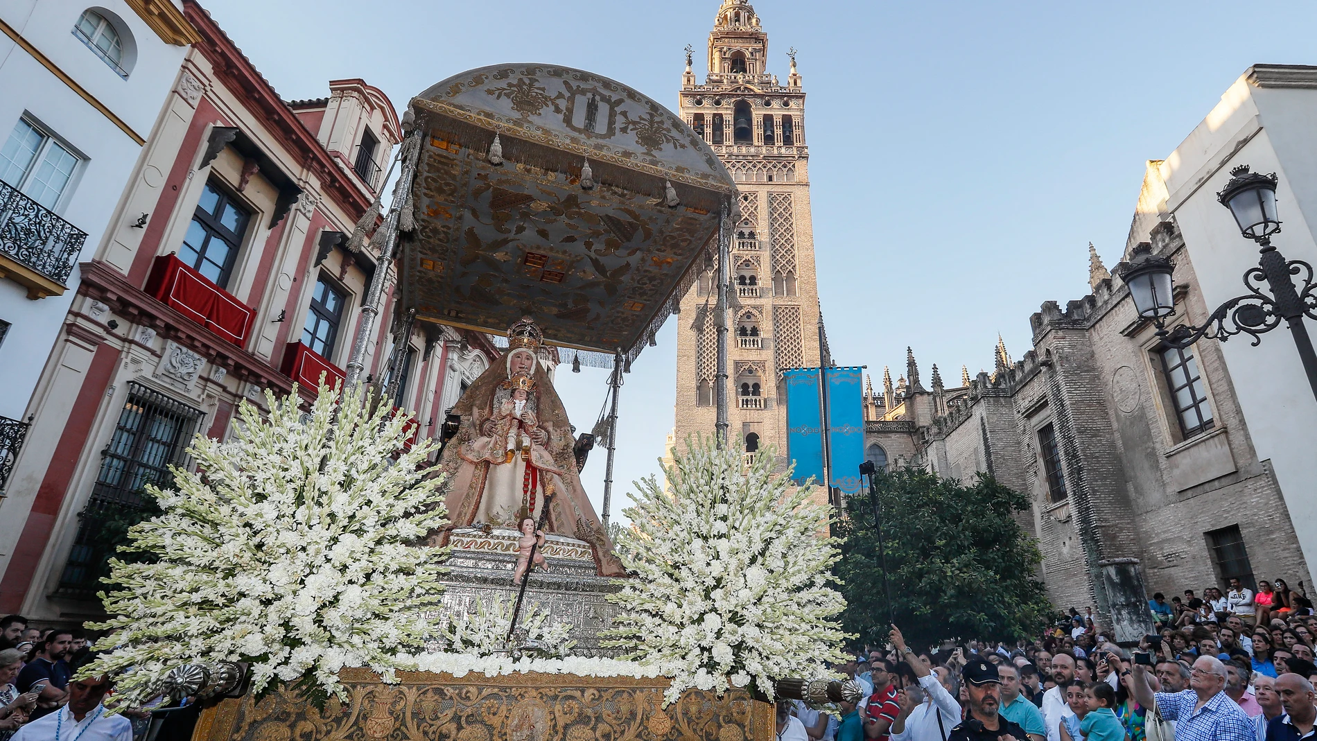 La imagen de la Virgen de los Reyes rodea la catedral de Sevilla durante su recorrido procesional este lunes, día de la Asunción de la Virgen. EFE/José Manuel Vidal