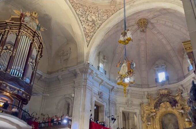 Momento en el que la Virgen María se encuentra en lo más alto de la Basílica en el Misteri d’Elx