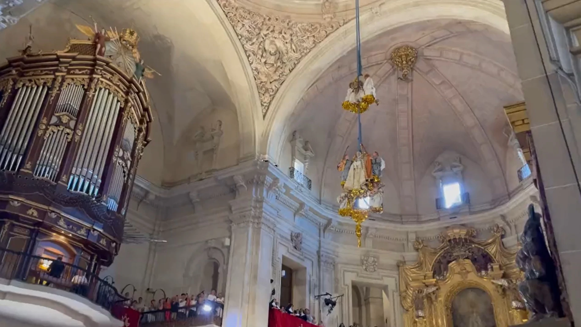 Momento en el que la Virgen María se encuentra en lo más alto de la Basílica en el Misteri d’Elx