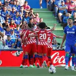 Los jugadores del Atlético celebran el gol de Morata