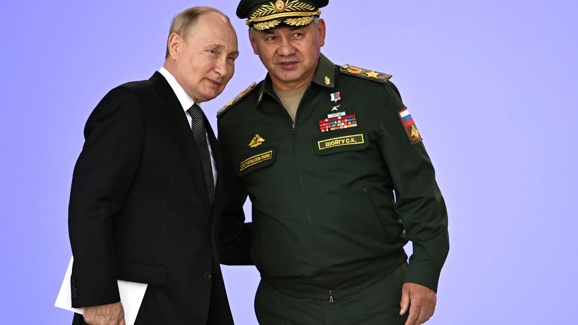 Vladimir Putin y el ministro de Defensa ruso, Sergei Shoigu, en la inauguración de una feria milita en Moscú este domingo