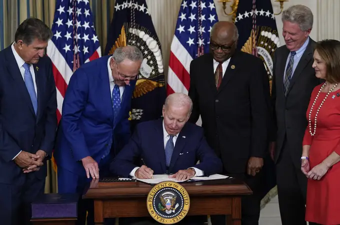 Biden interrumpe sus vacaciones para firmar su ley económica estrella